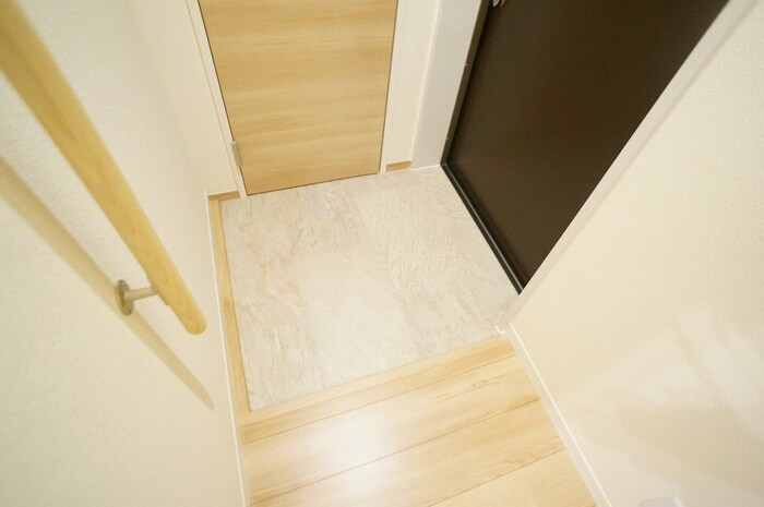 物件内観写真4　(玄関)