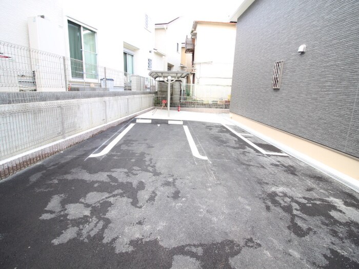 物件外観写真4　(駐車場)
