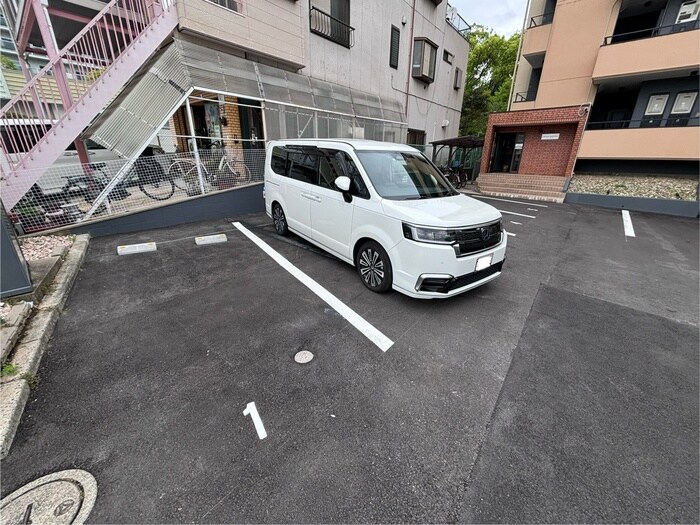 物件外観写真4　(駐車場)