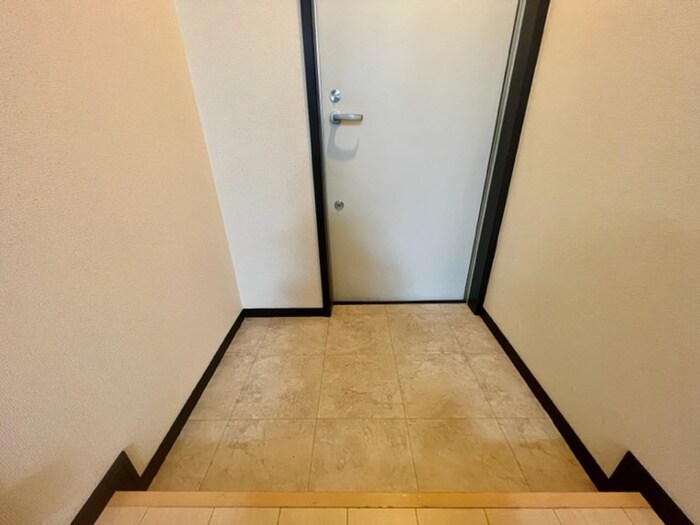 物件内観写真4　(玄関)