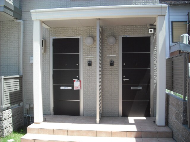 物件外観写真3　(エントランス部分)