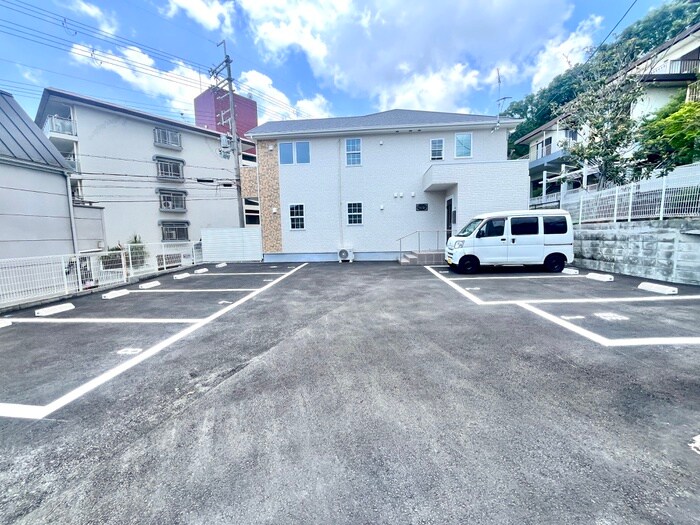 物件外観写真3　(駐車場)