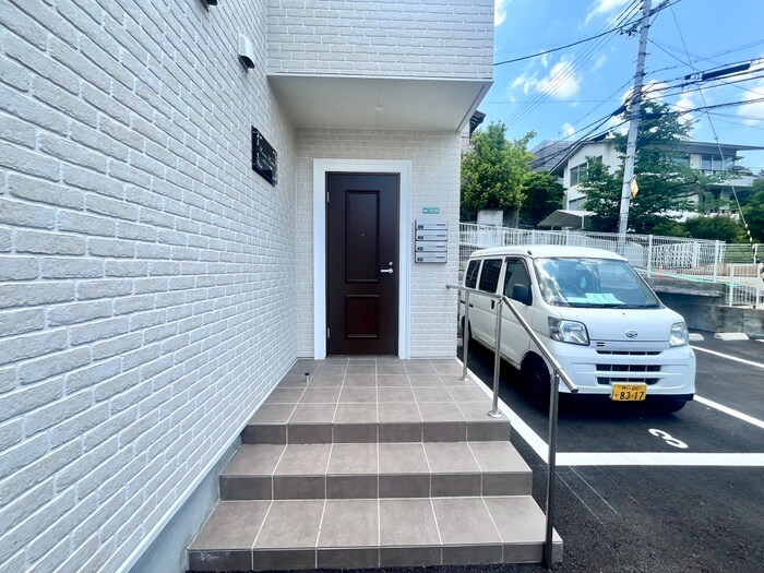物件外観写真6　(エントランス部分)