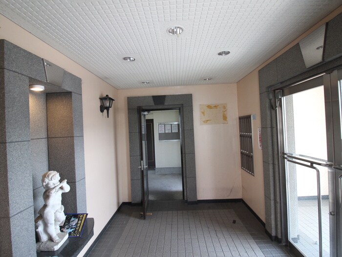 物件外観写真2　(エントランス部分)