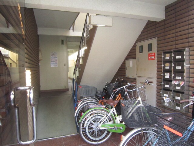 物件外観写真3　(エントランス部分)