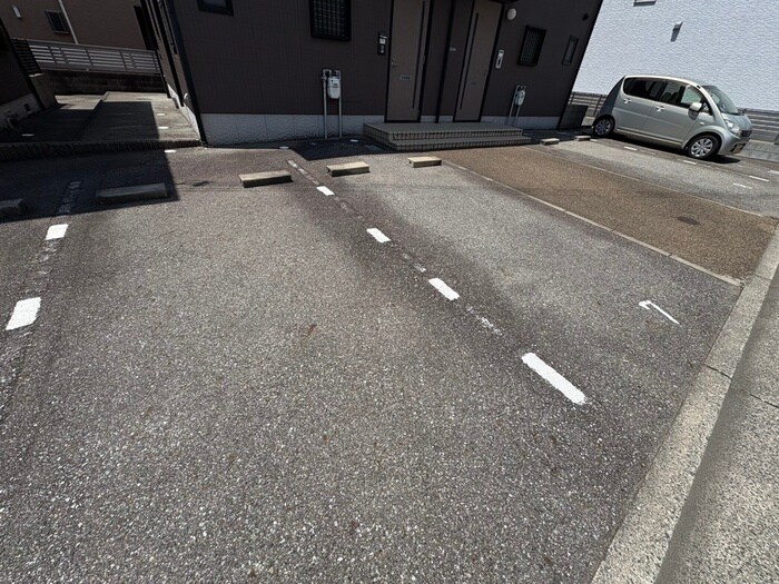 物件外観写真4　(駐車場)