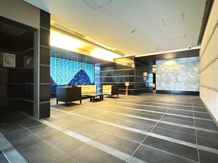 物件外観写真3　(エントランス部分)