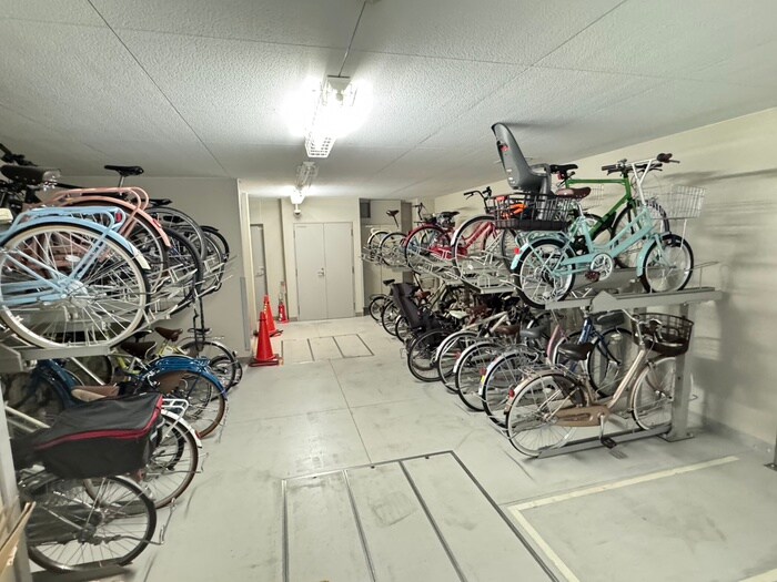 物件外観写真4　(駐輪場)