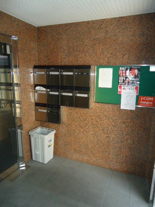 物件外観写真5　(エントランス部分)