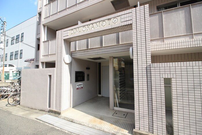 物件外観写真4　(エントランス部分)