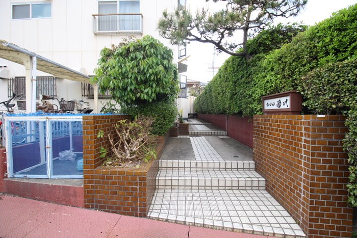 物件外観写真3　(エントランス部分)