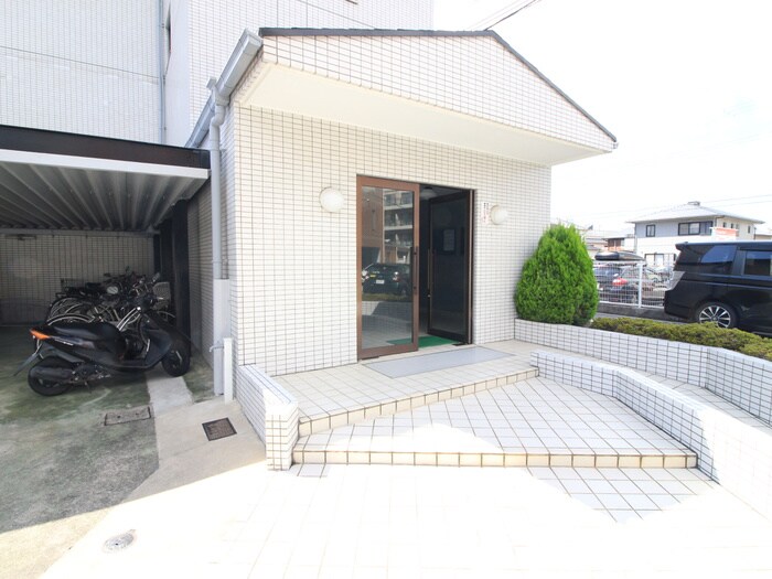 物件外観写真2　(エントランス部分)
