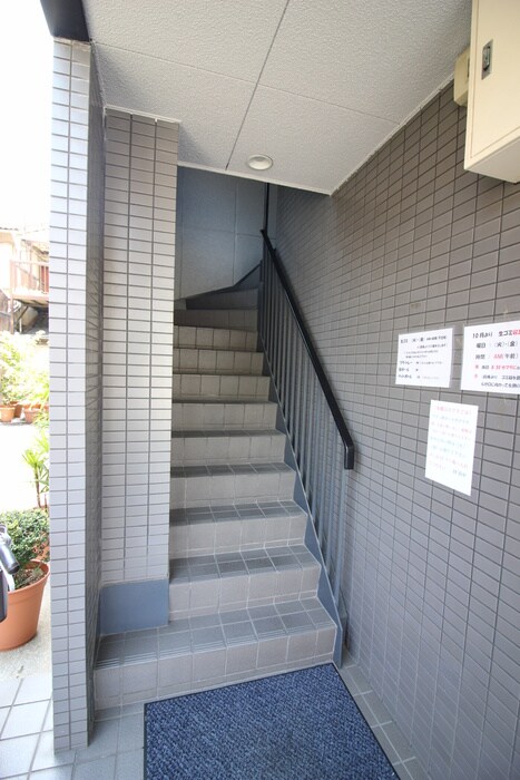 物件外観写真4　(エントランス部分)