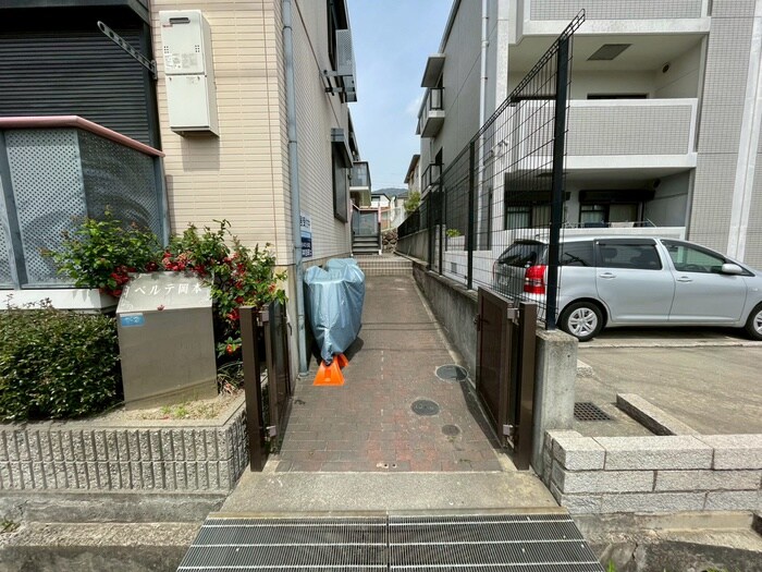 物件外観写真5　(エントランス部分)