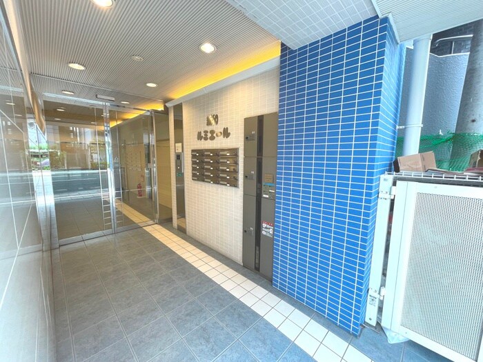 物件外観写真2　(エントランス部分)