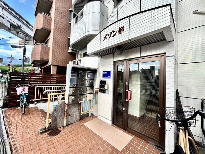 物件外観写真2　(エントランス部分)