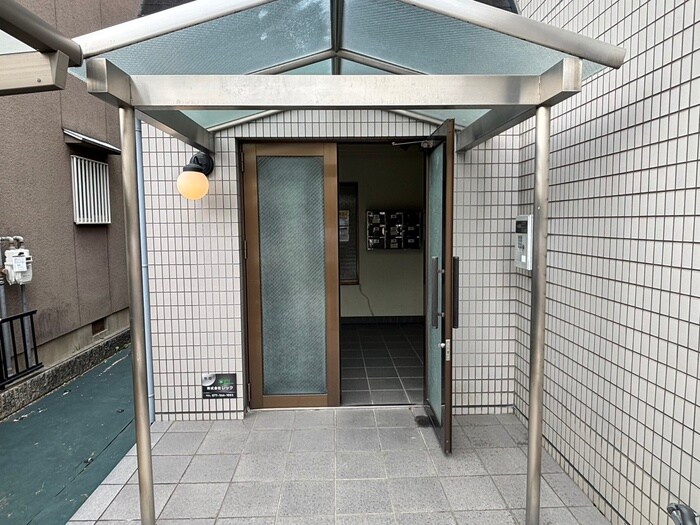 物件外観写真2　(エントランス部分)