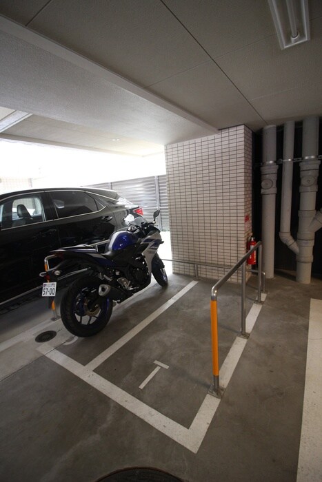 物件外観写真5　(バイク置き場)