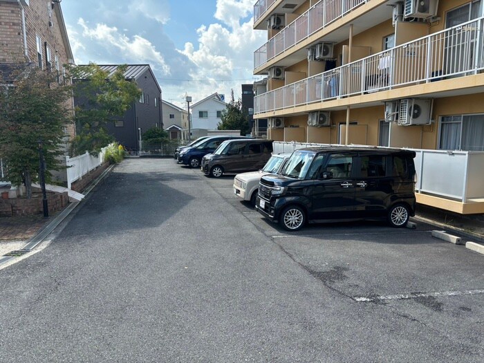 物件外観写真4　(駐車場)