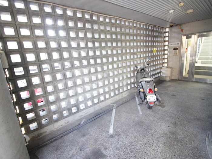 物件外観写真2　(駐輪場)