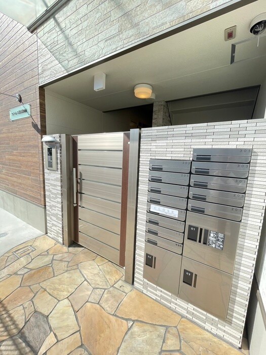 物件外観写真4　(エントランス部分)