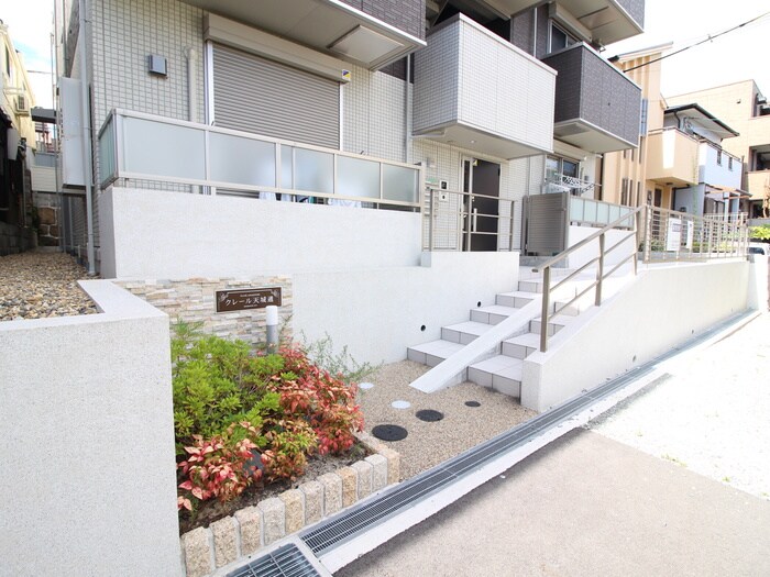 物件外観写真3　(エントランス部分)