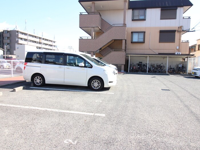 物件外観写真4　(駐車場)