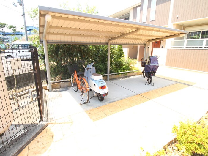 物件外観写真2　(駐輪場)