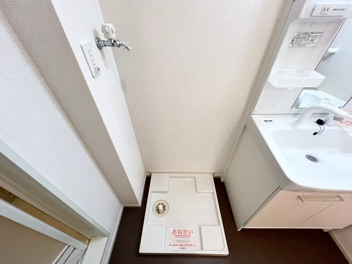 物件内観写真16　(洗濯機置場)