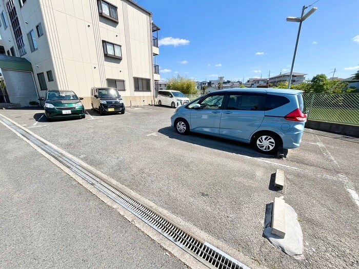 物件外観写真4　(駐車場)