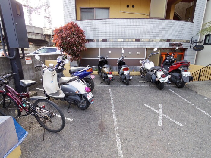 物件外観写真4　(駐輪場)