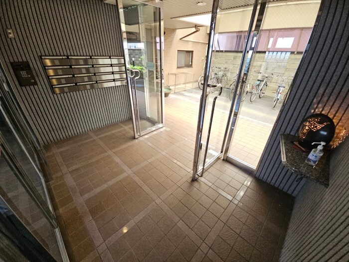 物件外観写真4　(エントランス部分)