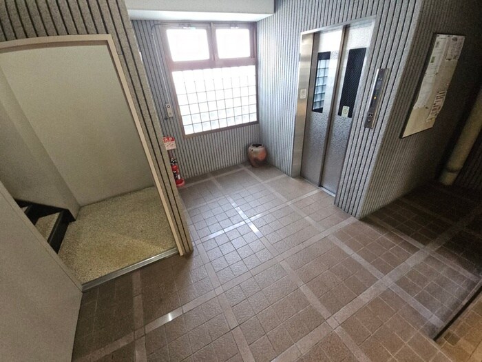 物件外観写真5　(エントランス部分)