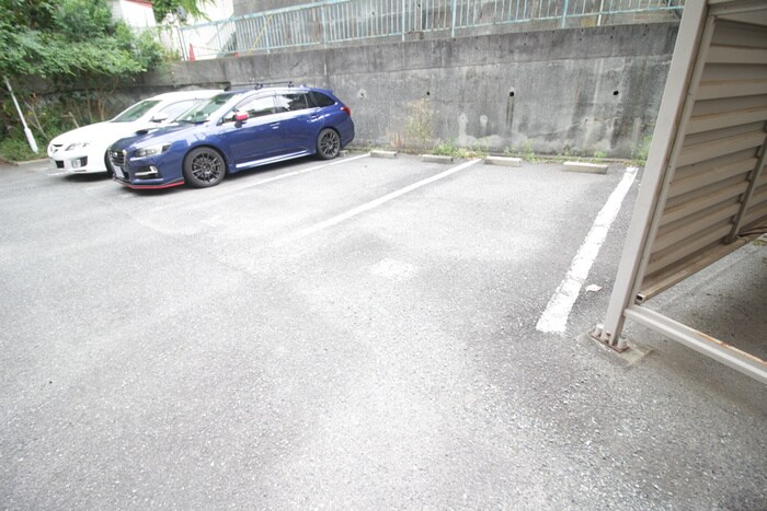 物件外観写真6　(駐車場)