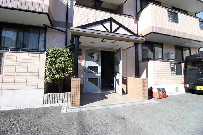 物件外観写真2　(エントランス部分)