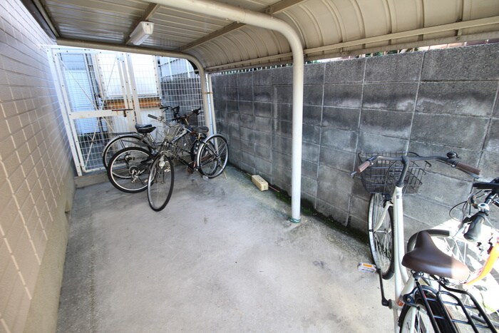 物件外観写真4　(駐輪場)