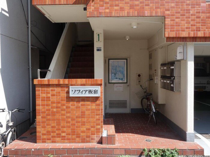 物件外観写真2　(エントランス部分)