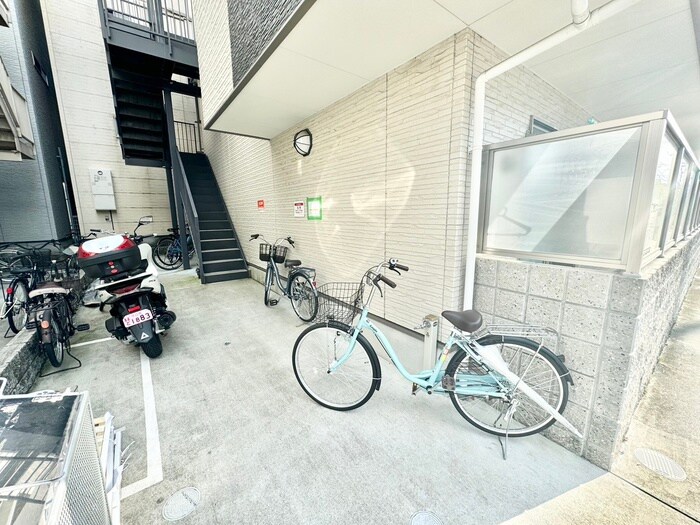 物件外観写真5　(駐輪場)
