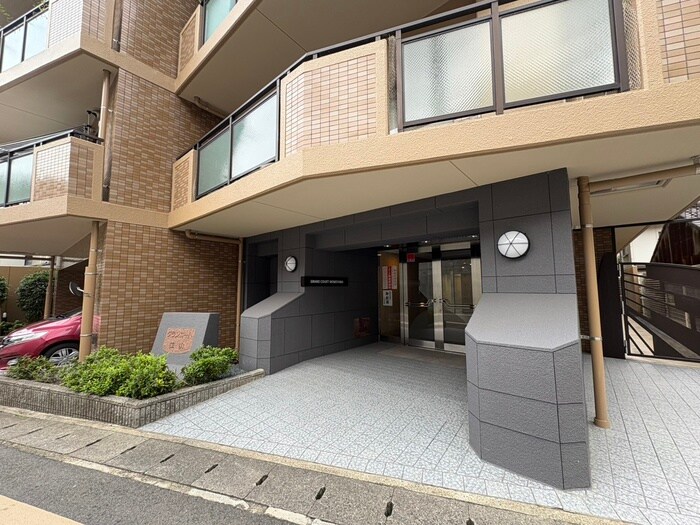 物件外観写真3　(エントランス部分)