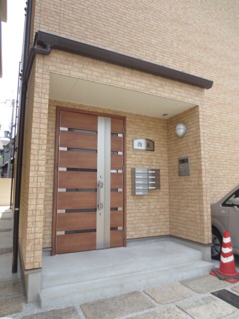 物件外観写真2　(エントランス部分)