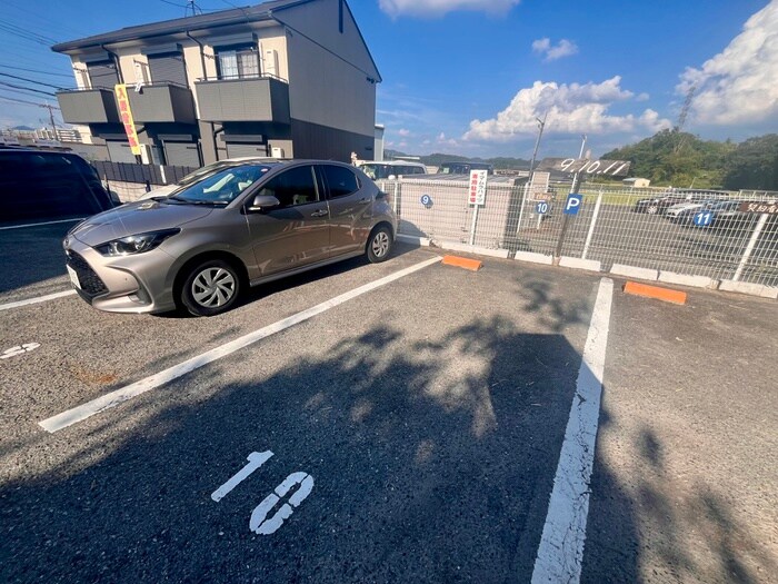 物件外観写真3　(駐車場)