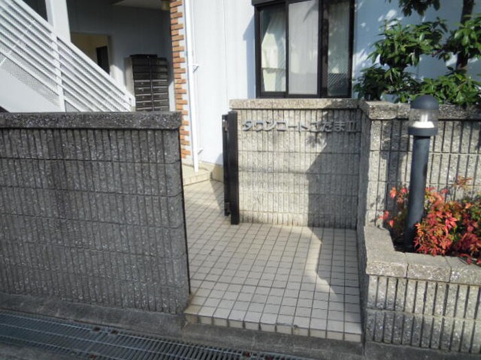 物件外観写真6　(エントランス部分)