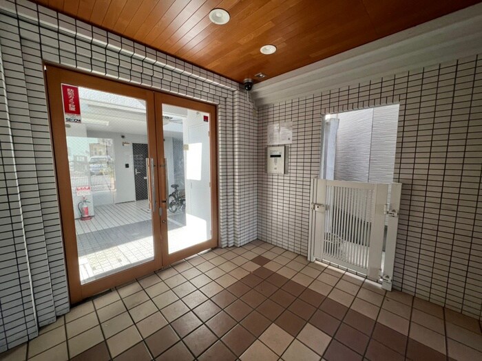 物件外観写真4　(エントランス部分)