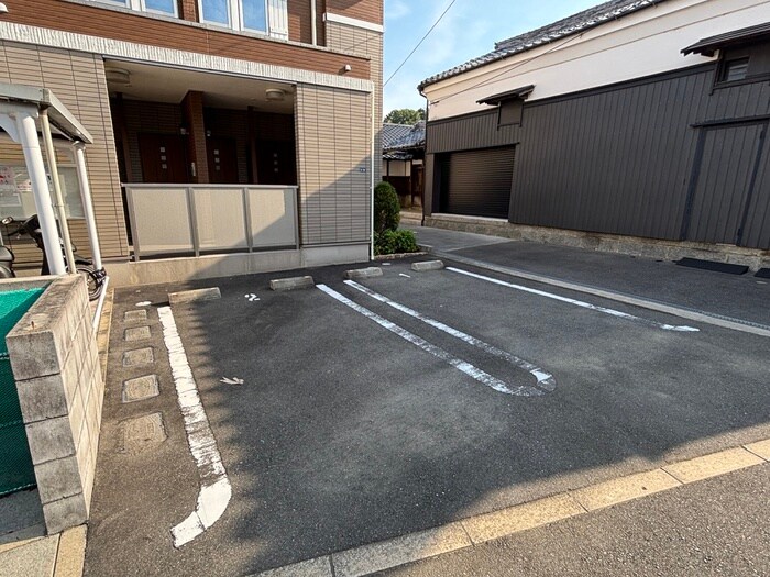 物件外観写真5　(駐車場)