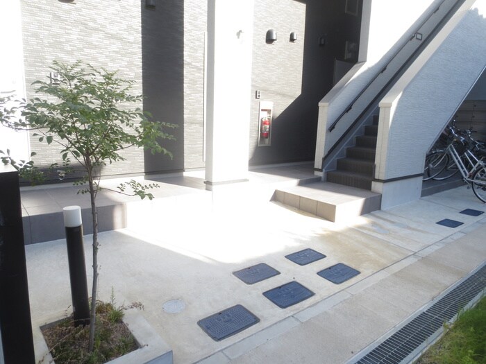 物件外観写真2　(エントランス部分)