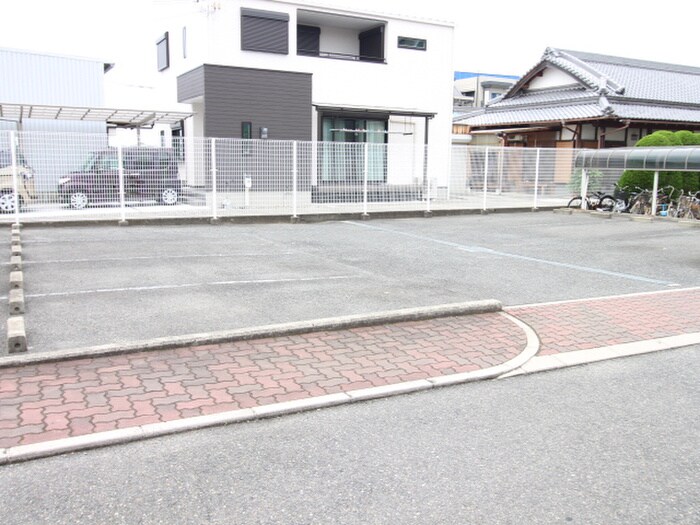 物件外観写真4　(駐車場)