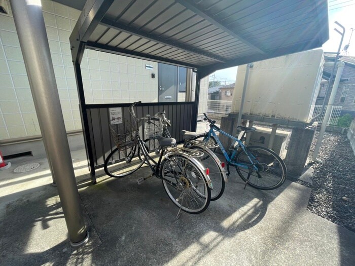 物件外観写真4　(駐輪場)