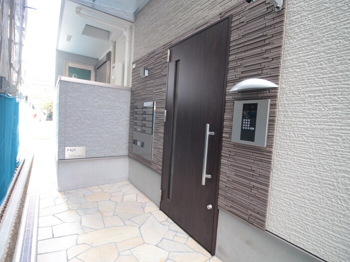 物件外観写真3　(エントランス部分)