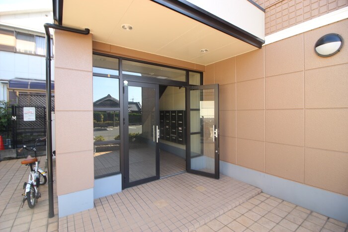 物件外観写真2　(エントランス部分)