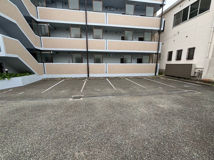 物件外観写真6　(駐車場)